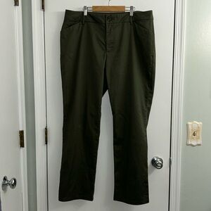 Woman’s Lee relaxed fit, straight leg, mid rise pants - size 16